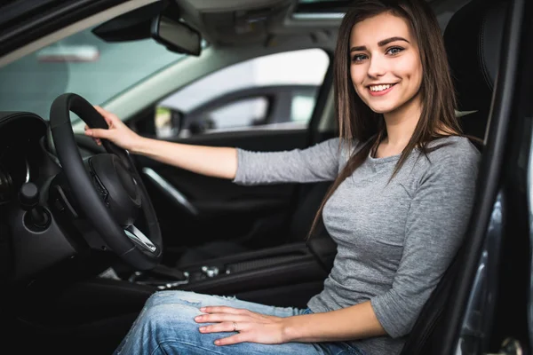 Mulher atraente no assento de motoristas de carro — Fotografia de Stock