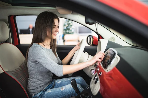 Autodashboard van de. Close-up van de radio. Vrouw zet knop op dashboard — Stockfoto