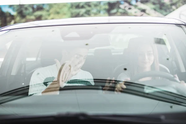 Screaming man and driving woman in a car — Stock Photo, Image