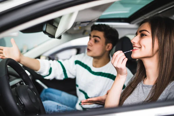 Homem grito, mulher compõem carro novo unidade branca , — Fotografia de Stock