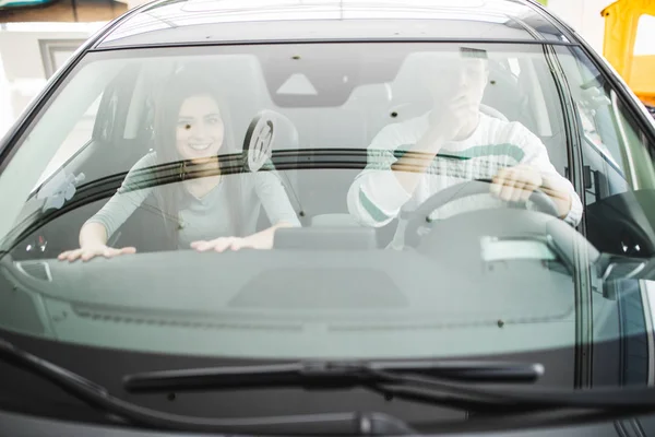 Um casal num carro prestes a ter um acidente. Emoções faciais de medo — Fotografia de Stock