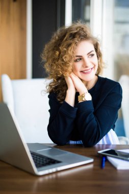 Modern Ofis Masası, laptop ile çalışma, penceresine bakarak, hakkında bir yazı düşünme genç çekici kadın.