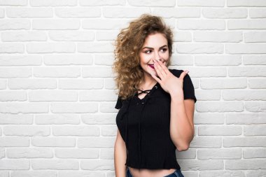 Kadın utangaç elle tuğla duvar yüzündeki