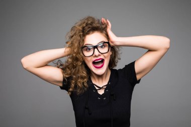 Genç kadın gri arka plan üzerinde çığlık mutlu