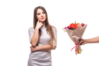 Bir demet çiçek ve üzgün kadın izole veren adam