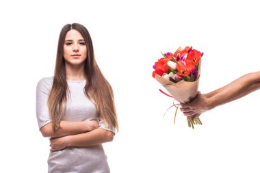Bir demet çiçek ve üzgün kadın beyaz arka plan üzerinde izole veren adam