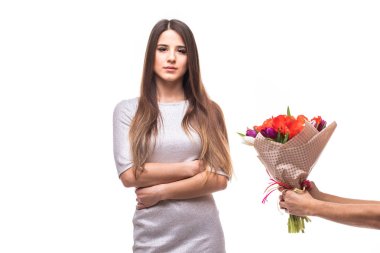 Bir demet çiçek ve üzgün kadın izole veren adam