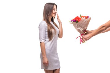 Bir demet çiçek ve sürpriz kadın izole veren adam