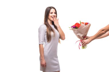 Bir demet çiçek ve sürpriz kadın izole veren adam