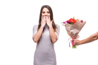 Bir buket çiçek ve sürpriz kadın beyaz arka plan üzerinde izole veren adam