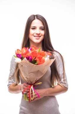 Gri elbiseli güzel kız çiçek Lale ile hafif bir arka plan üzerinde eller