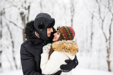 Genç çift Kış Hava nehrin sarılma