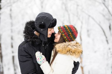 Genç çift Kış Hava nehrin sarılma