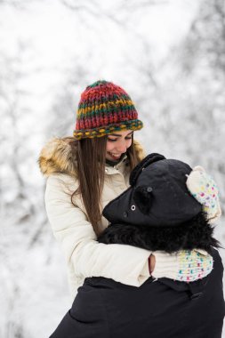 Eğleniyor ve parkta oturan genç Çift