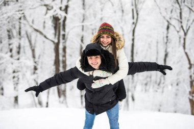 Eğleniyor ve parkta oturan genç Çift