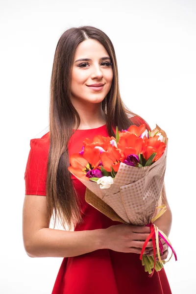 Bellezza giovane donna in abito rosso con tulipani bouquet su sfondo bianco — Foto Stock