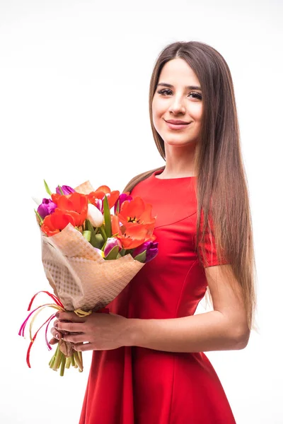 Bellezza giovane donna in abito rosso con tulipani bouquet su sfondo bianco — Foto Stock