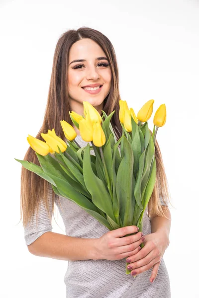 Donna felice in abito con tulipani gialli isolati su sfondo bianco — Foto Stock