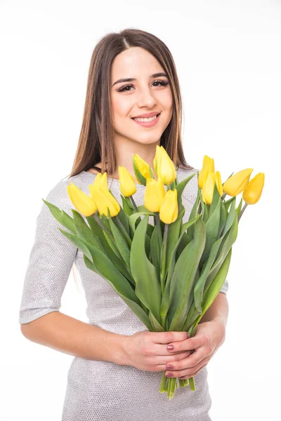 Donna felice in abito con tulipani gialli isolati su sfondo bianco — Foto Stock