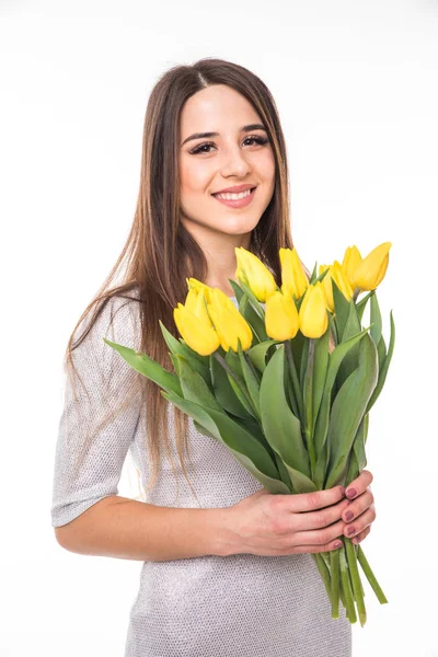 Mujer feliz en vestido con tulipanes amarillos aislados sobre fondo blanco — Foto de Stock