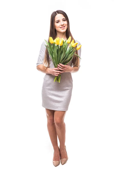 Mujer feliz en vestido con tulipanes amarillos aislados sobre fondo blanco —  Fotos de Stock