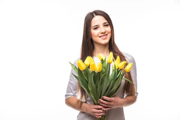 Donna felice in abito con tulipani gialli isolati su sfondo bianco — Foto Stock