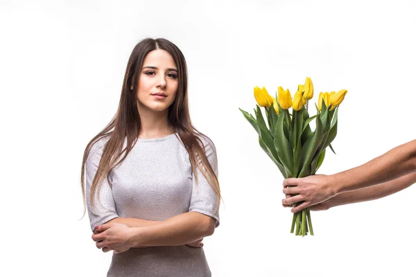 Menina triste obter buquê de tulipas de mãos de homem em branco — Fotografia de Stock