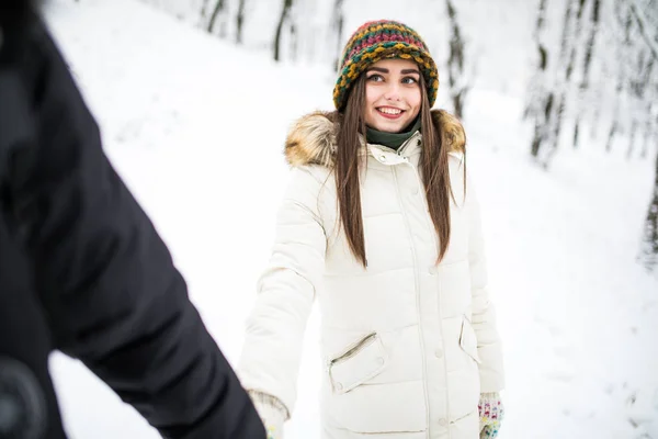 Счастливая парочка развлекается на свежем воздухе в Снежном парке. Зимние каникулы — стоковое фото