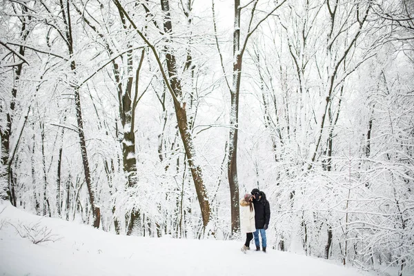 Pareja feliz divirtiéndose al aire libre en Snow Park. Vacaciones de invierno — Foto de Stock