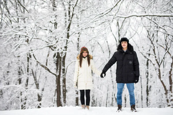 Jeune couple serrant la rivière dans ses bras par temps hivernal — Photo