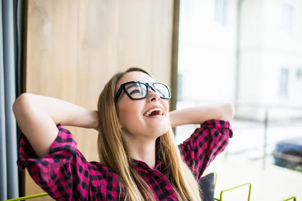 Donna al lavoro, appoggiata alla schiena su una sedia con le mani alla testa e gli occhi chiusi, rmphasizing di pensare qualcosa . — Foto Stock