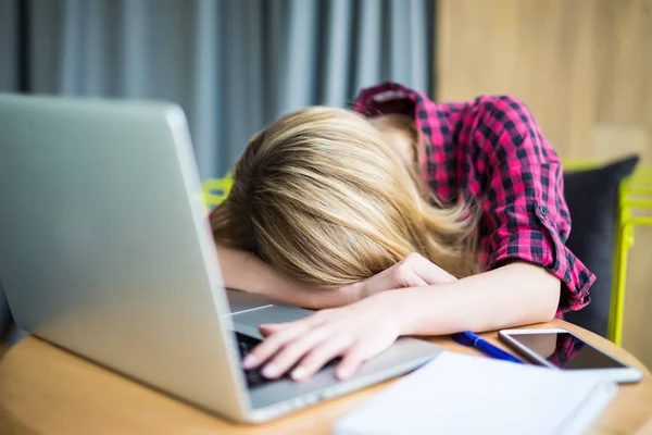 Mujer durmiendo oficina trabajador romper digital dispositivo concepto — Foto de Stock