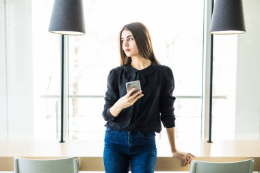 Kafe ve cep telefonuyla kız