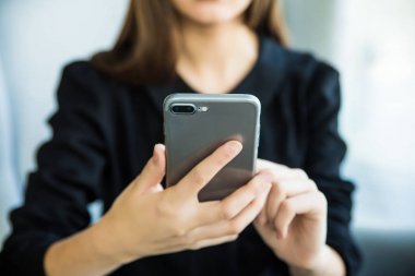 Yazarak işkadını telefon veya office ortamında iş yerinde internet göz atın