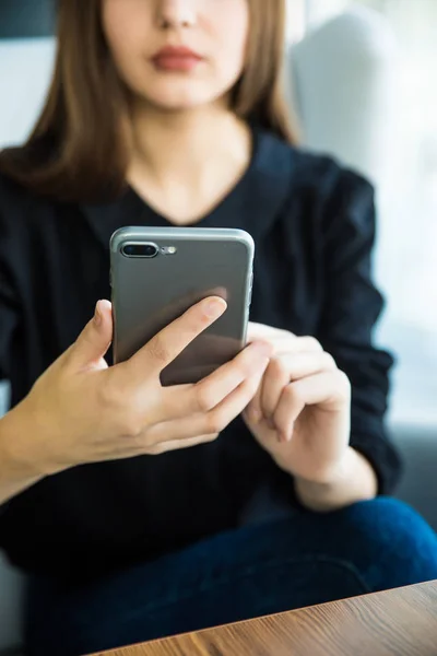 Zakenvrouw typen op telefoon of blader in internet op het werk in de kantooromgeving — Stockfoto