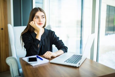 Güzel esmer kafede dizüstü kullanarak