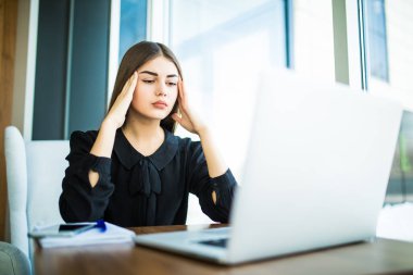 Kafa ile fikirli yorgun ağrı kadın masada dizüstü bilgisayarda görevi tamamlamak için yol hakkında düşünme