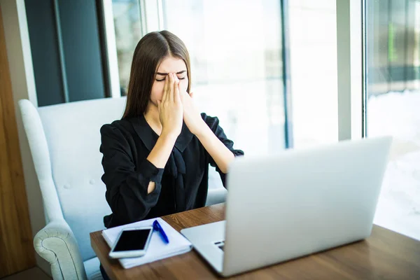 Mujer de mente cansada pensando en la manera de completar la tarea en el ordenador portátil en la mesa — Foto de Stock