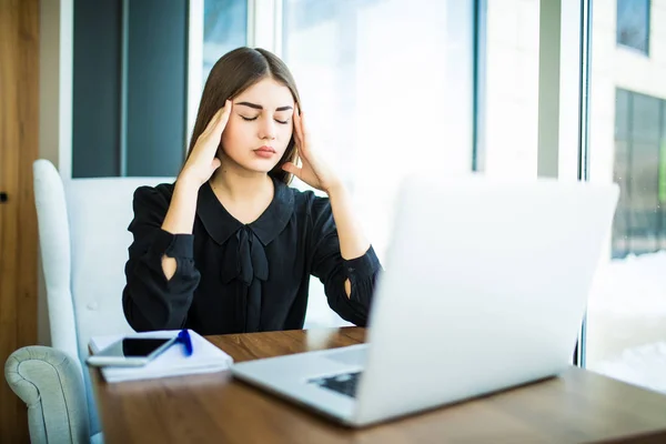 Cansado de mente com dor na cabeça mulher pensando em maneira de completar a tarefa no laptop à mesa — Fotografia de Stock