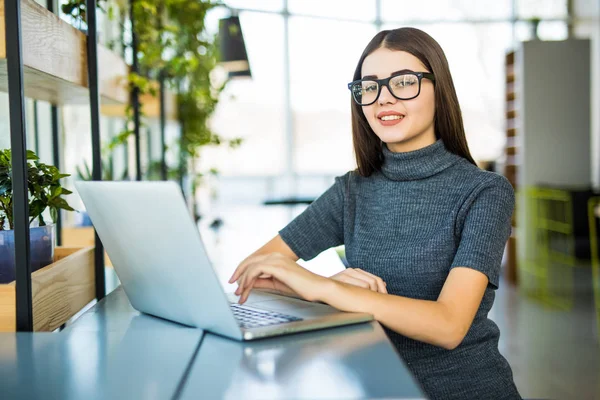 Concepto de proceso de trabajo del estudiante. Mujer trabajando proyecto universitario con portátil de diseño genérico . — Foto de Stock