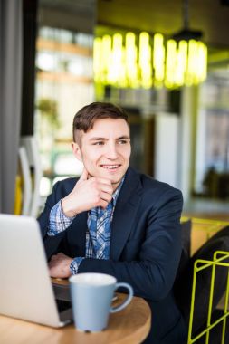 Erkek freelancer kablosuz dizüstü bilgisayar, modern kahve dükkanı iç ahşap masada otururken net-kitap çalışmalarına düşünceli işadamı üzerinden bağlanma.