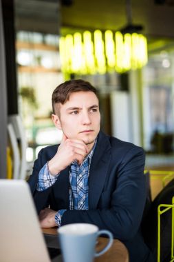 Erkek freelancer kablosuz dizüstü bilgisayar, modern kahve dükkanı iç ahşap masada otururken net-kitap çalışmalarına düşünceli işadamı üzerinden bağlanma.