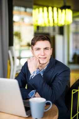 Erkek freelancer kablosuz dizüstü bilgisayar, modern kahve dükkanı iç ahşap masada otururken net-kitap çalışmalarına düşünceli işadamı üzerinden bağlanma.