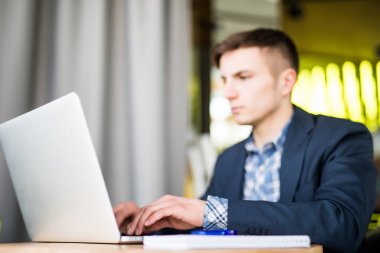 Mutlu genç adam onun fincan kahve ile sabah erken bitmiş onun iş almak için onun laptop İnşaat