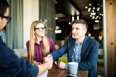 Çift bir Emlakçi veya Yöneticisi'ni ziyaret etti. Erkekler tokalaşırken