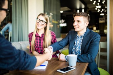 Çift bir Emlakçi veya Yöneticisi'ni ziyaret etti. Erkekler tokalaşırken