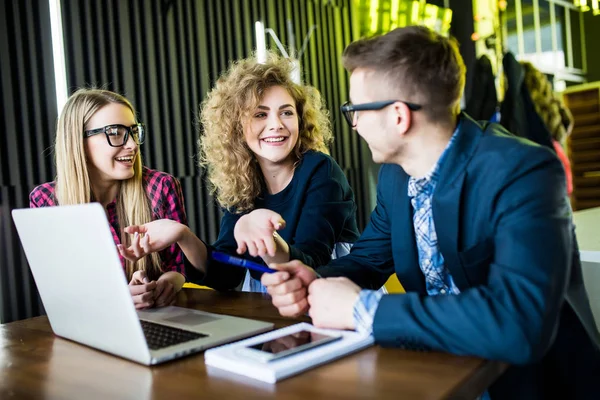 Opstarten diversiteit teamwerk brainstormen vergadering concept. Medewerkers planning opstarten. Groep jonge man vrouwen zoeken via laptop — Stockfoto