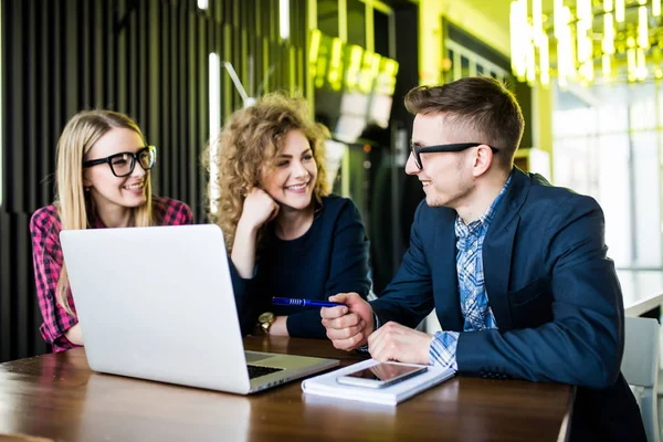 Opstarten diversiteit teamwerk brainstormen vergadering concept. Medewerkers planning opstarten. Groep jonge man vrouwen zoeken via laptop — Stockfoto