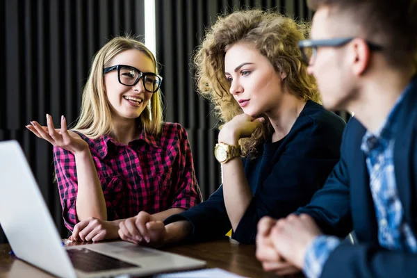 Close-up van de scène van de laptop en de groep van mensen die werkzaam zijn in de coffeeshop — Stockfoto