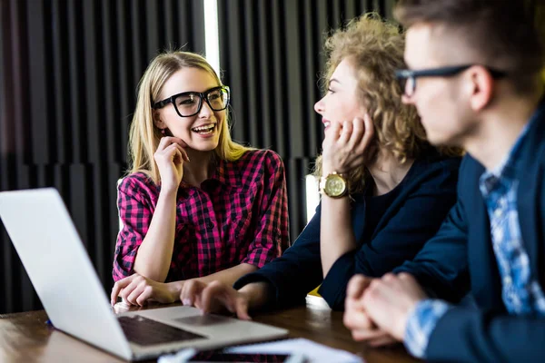 Close-up van de scène van de laptop en de groep van mensen die werkzaam zijn in de coffeeshop — Stockfoto